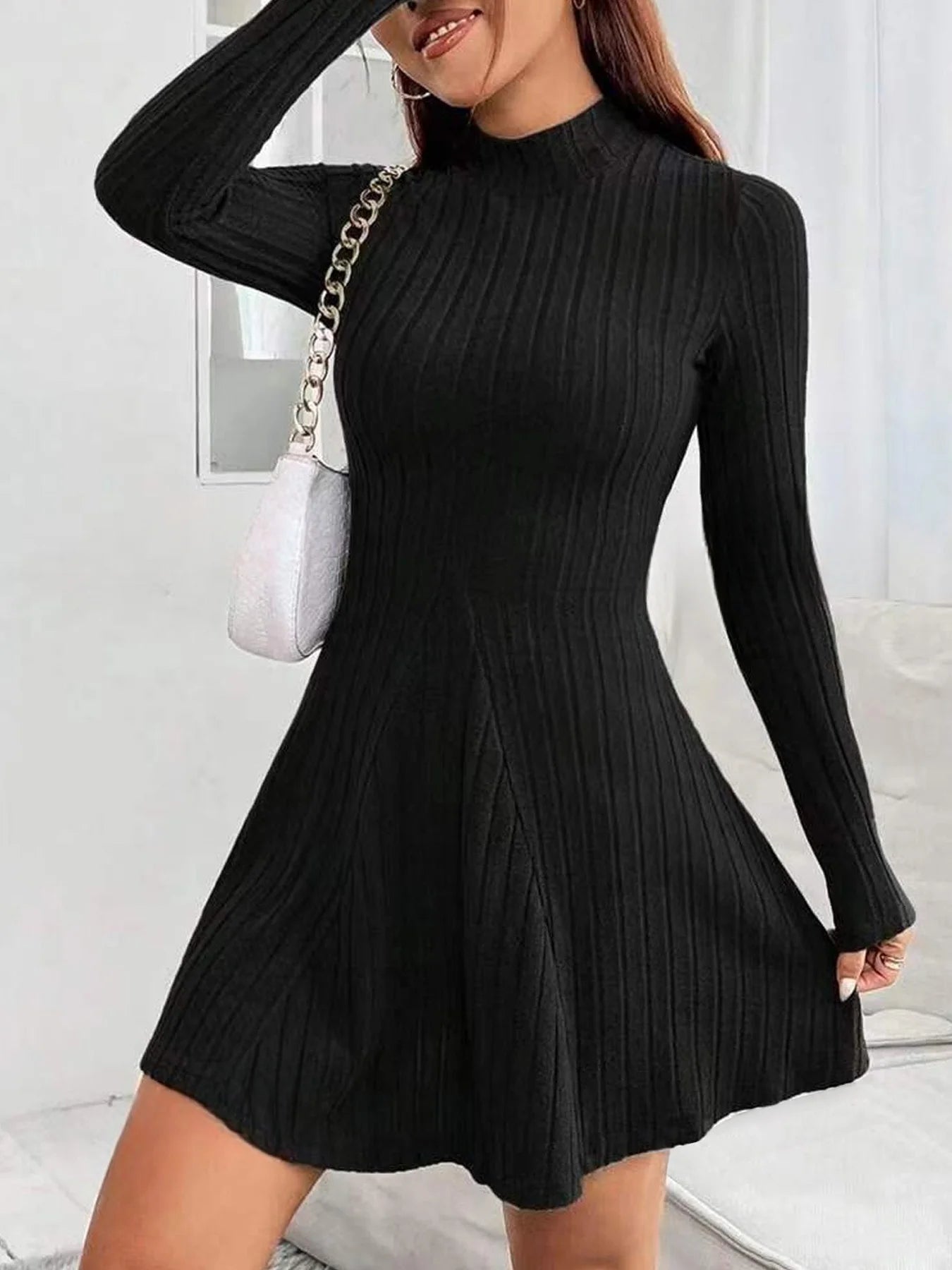 Vestido ajustado de manga larga con falda acampanada ceñida en la cintura y cuello medio alto para mujer