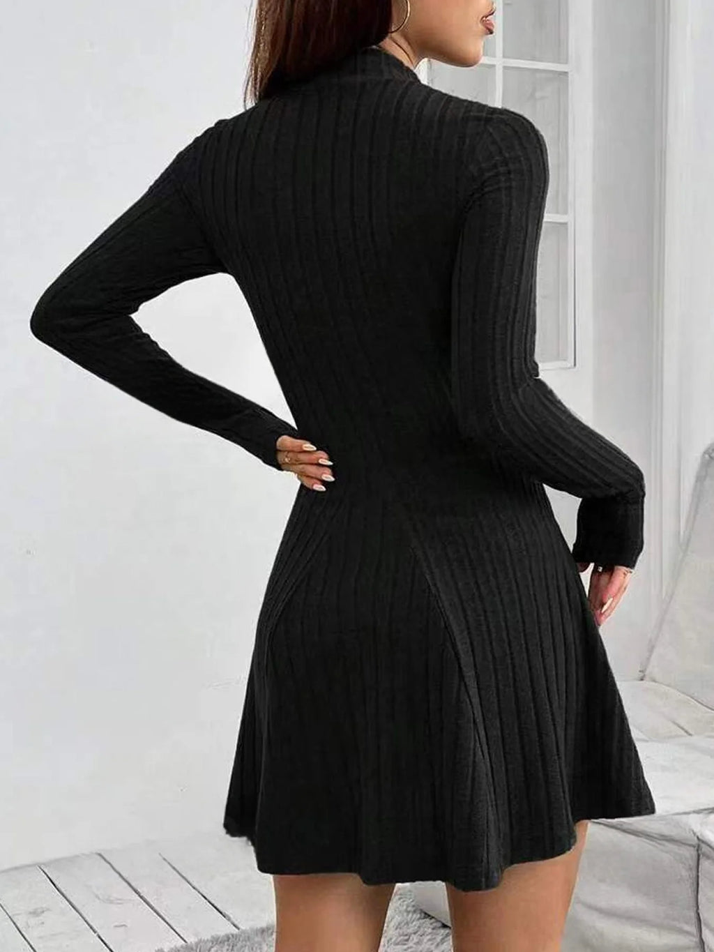 Vestido ajustado de manga larga con falda acampanada ceñida en la cintura y cuello medio alto para mujer