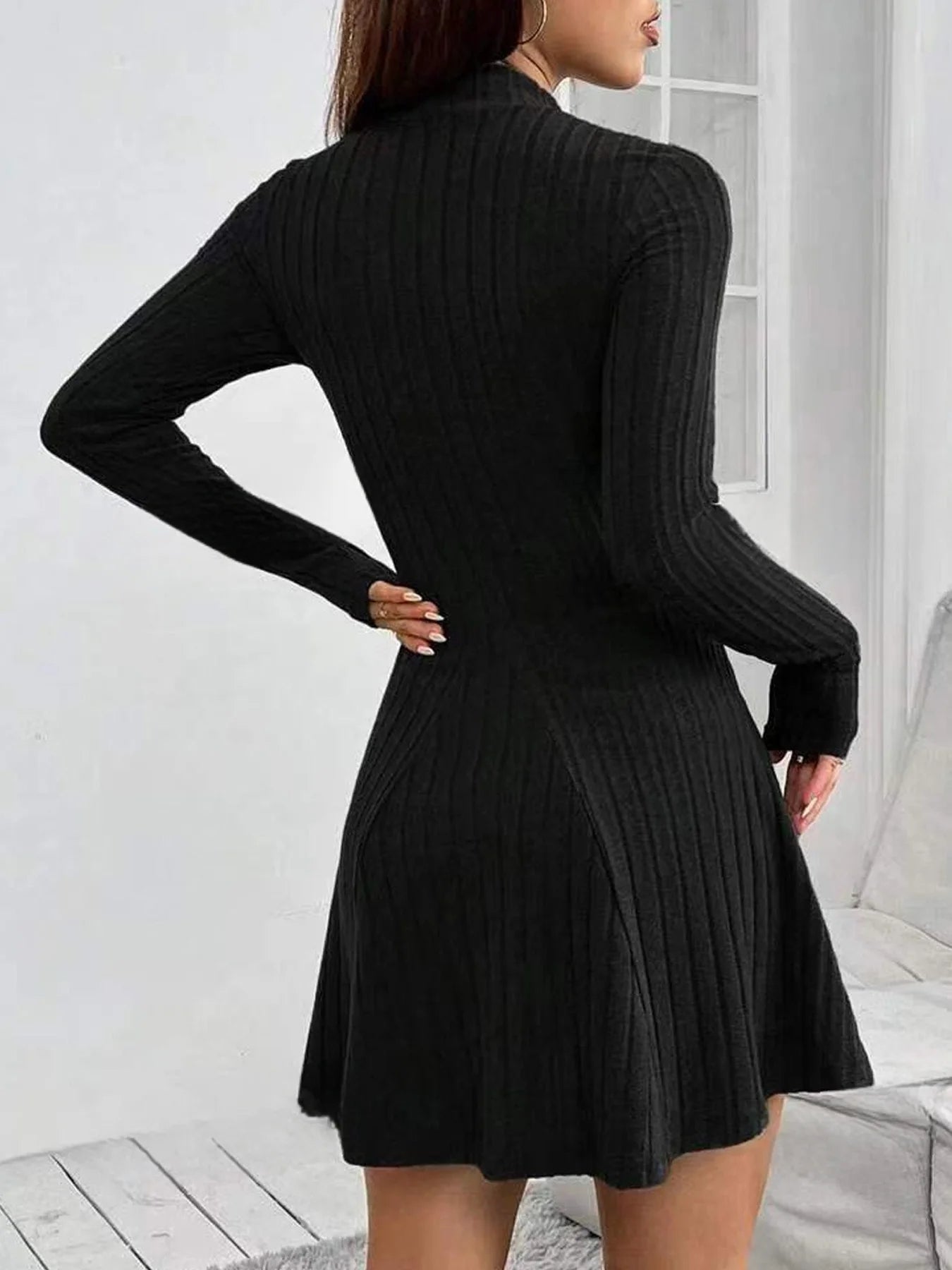 Vestido ajustado de manga larga con falda acampanada ceñida en la cintura y cuello medio alto para mujer