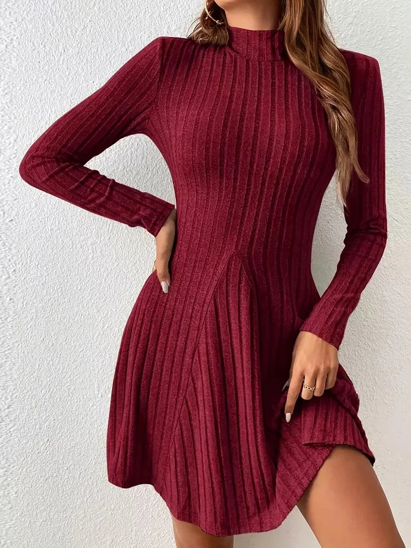Vestido ajustado de manga larga con falda acampanada ceñida en la cintura y cuello medio alto para mujer