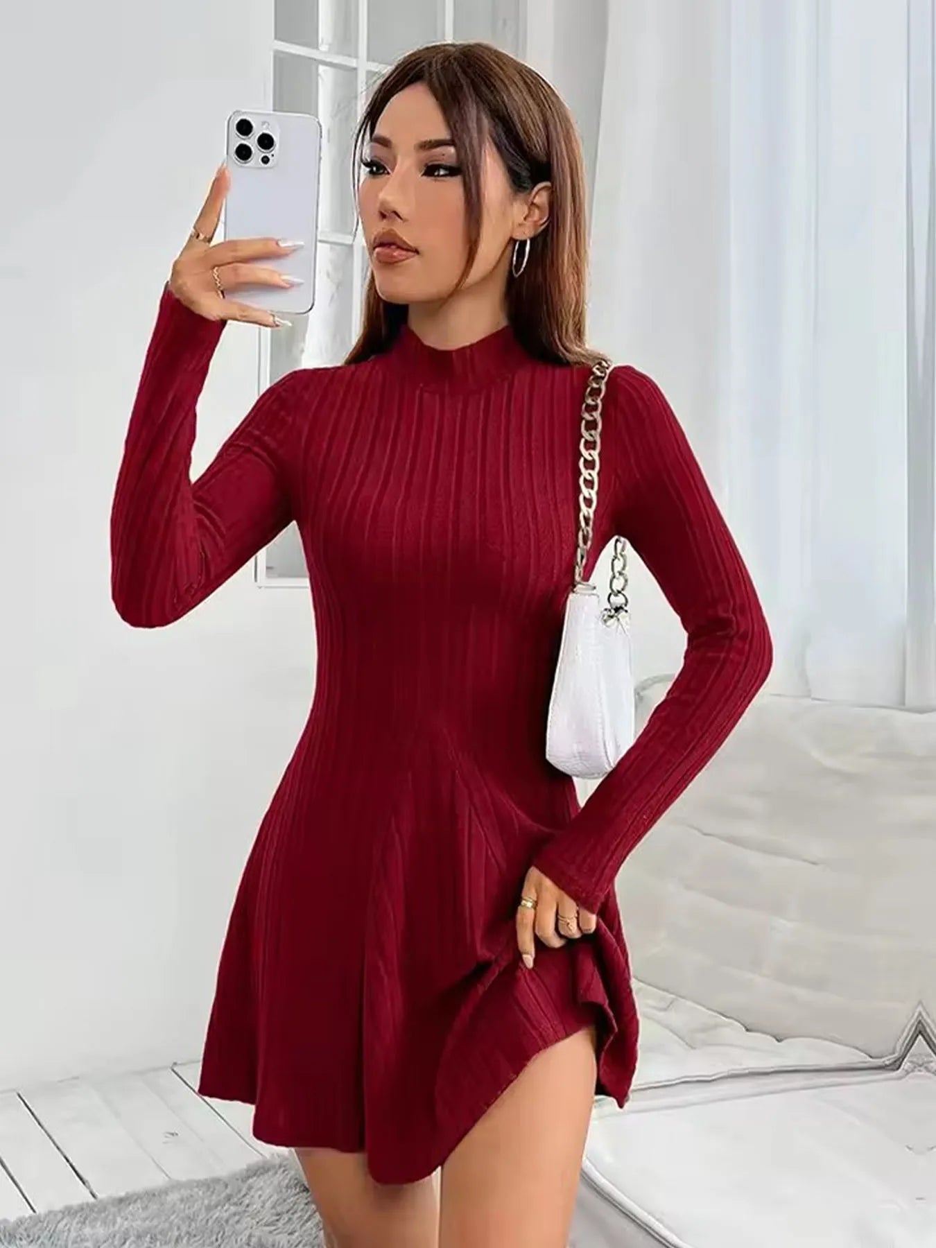 Vestido ajustado de manga larga con falda acampanada ceñida en la cintura y cuello medio alto para mujer