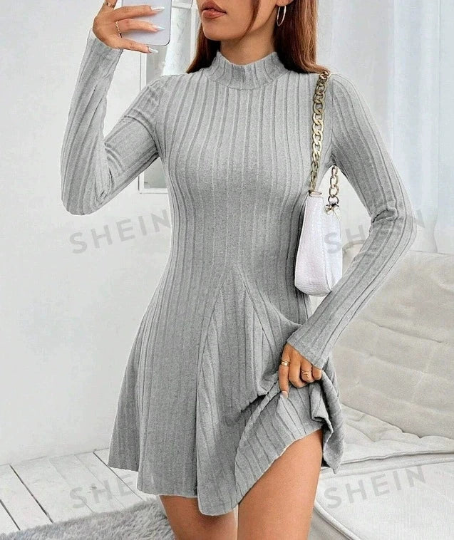 Vestido ajustado de manga larga con falda acampanada ceñida en la cintura y cuello medio alto para mujer