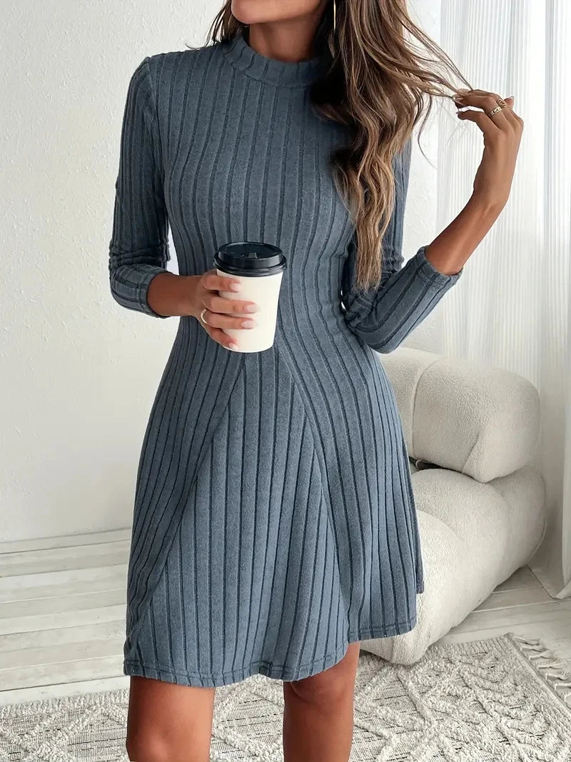 Vestido ajustado de manga larga con falda acampanada ceñida en la cintura y cuello medio alto para mujer