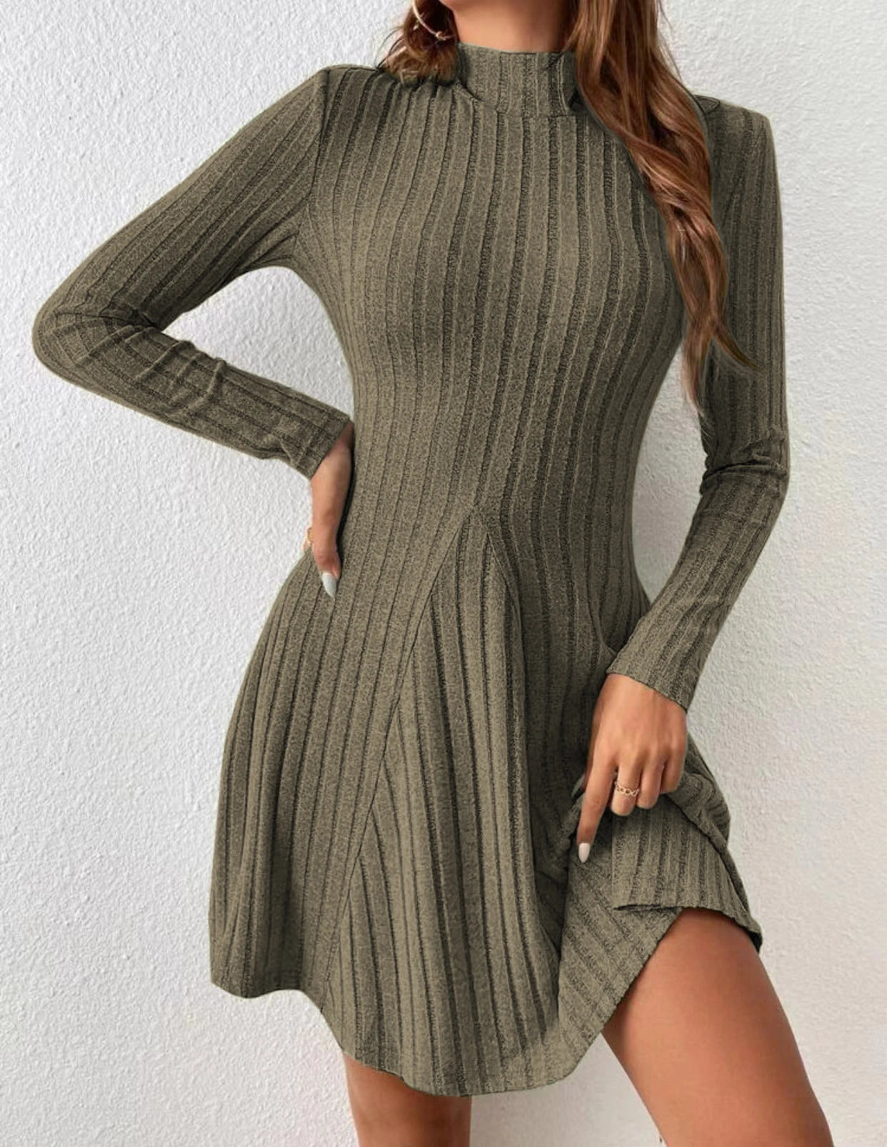 Vestido ajustado de manga larga con falda acampanada ceñida en la cintura y cuello medio alto para mujer
