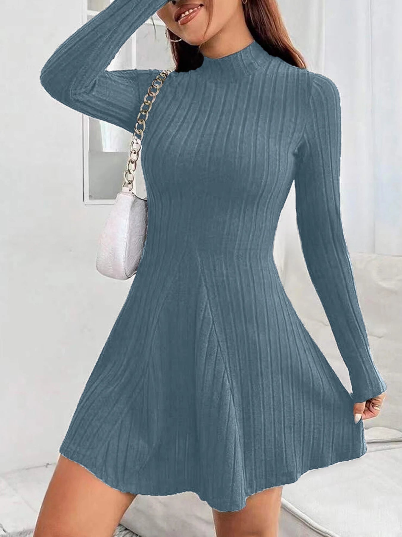 Vestido ajustado de manga larga con falda acampanada ceñida en la cintura y cuello medio alto para mujer