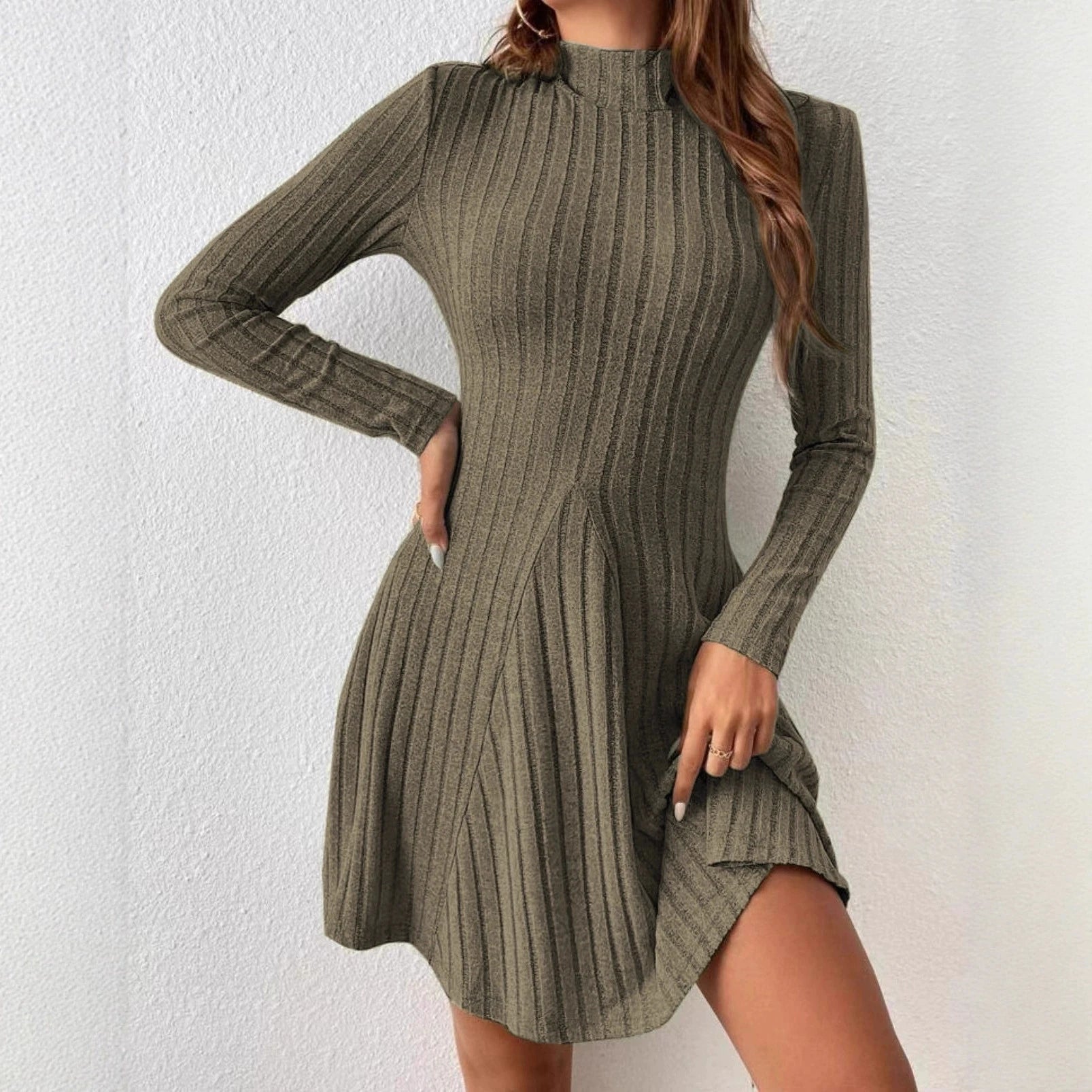 Vestido ajustado de manga larga con falda acampanada ceñida en la cintura y cuello medio alto para mujer