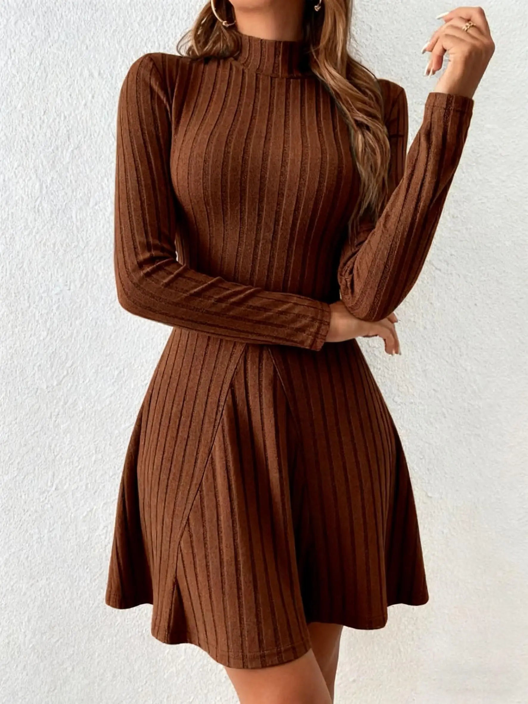 Vestido ajustado de manga larga con falda acampanada ceñida en la cintura y cuello medio alto para mujer