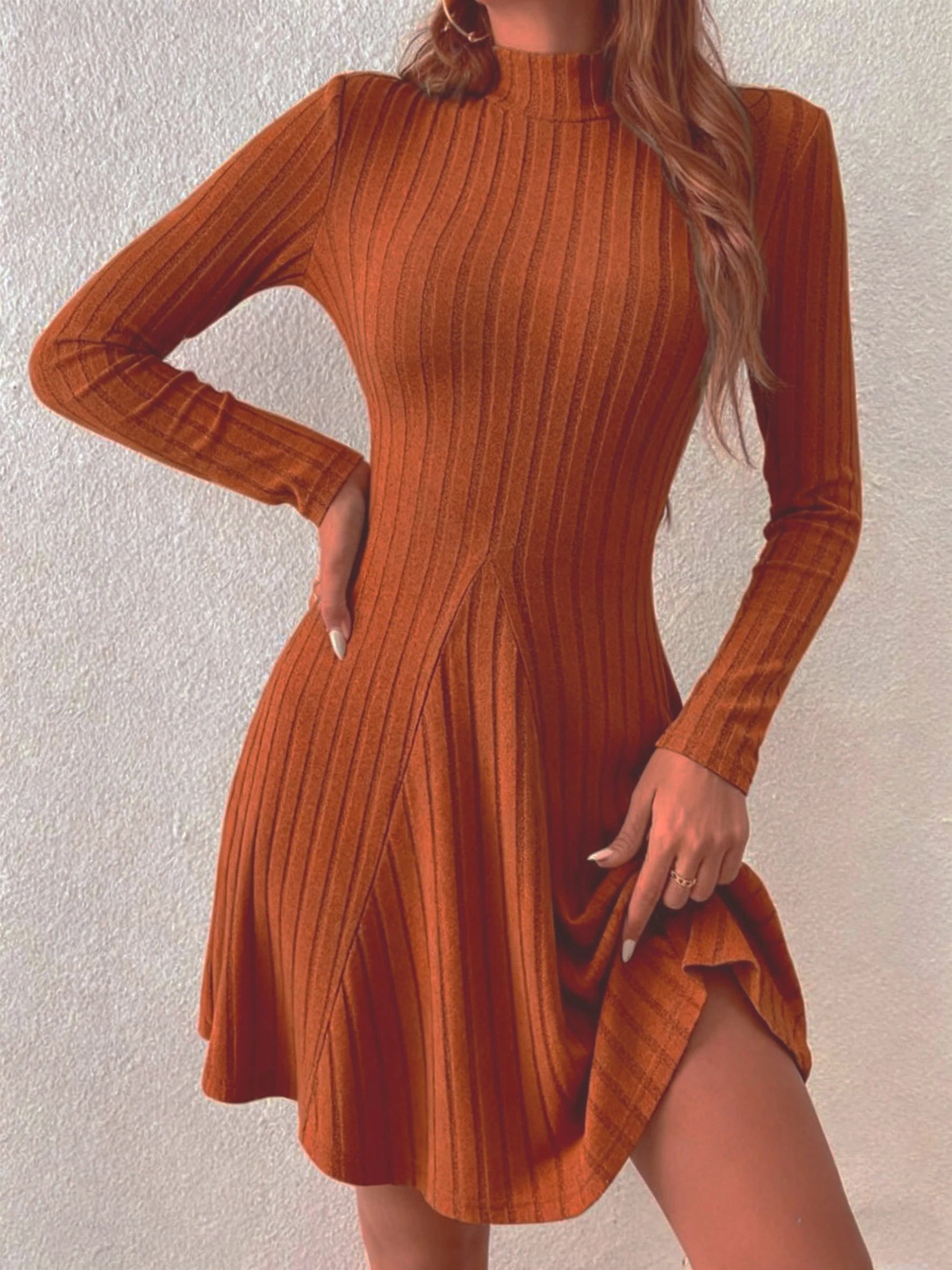 Vestido ajustado de manga larga con falda acampanada ceñida en la cintura y cuello medio alto para mujer